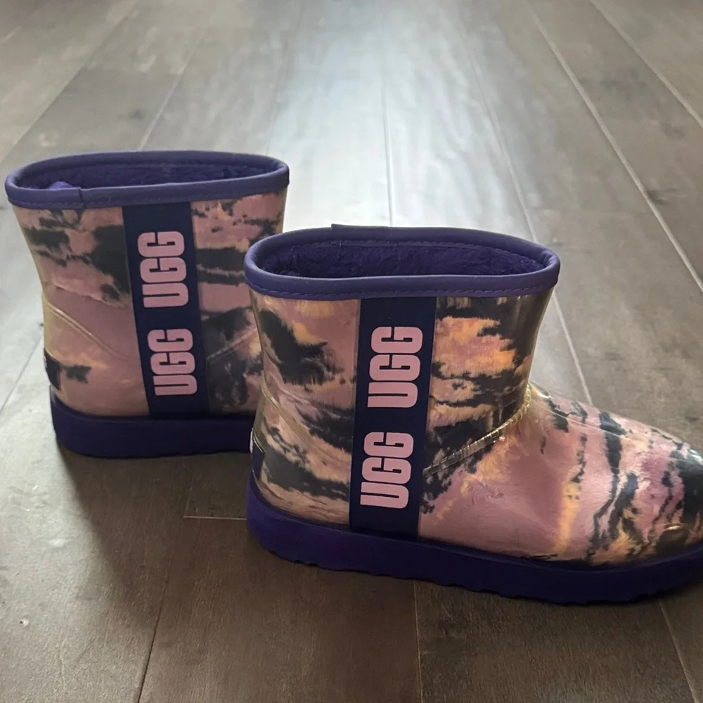 UGG Classic Clear Mini Tie-Dye Waterproof Rain Boots Purple Multi Women’s Size 6